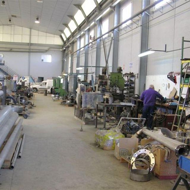 Trabajadores en bodega