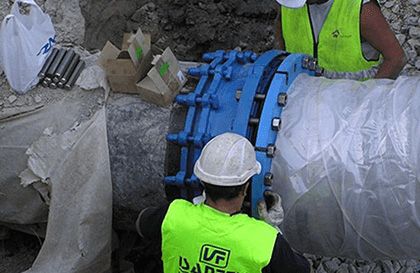 Trabajadores reparando